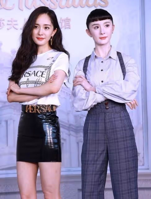 楊冪太愛秀腿了，挑的裙子不僅短還緊身，也就她這身材才敢穿
