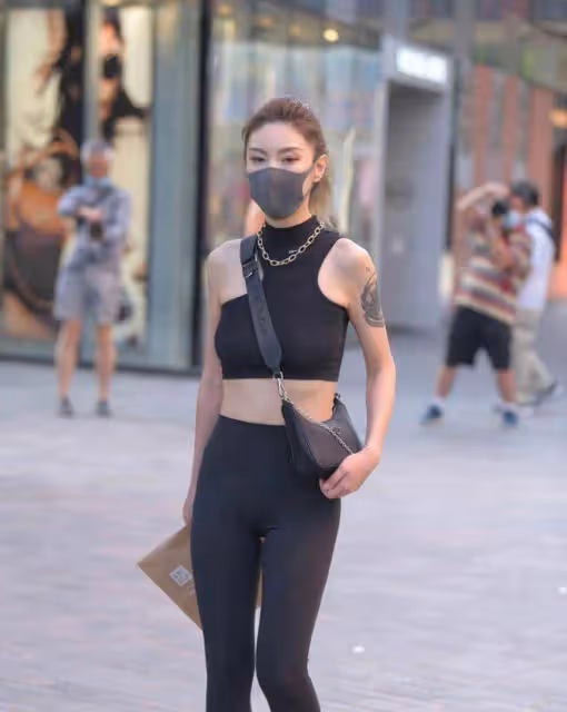 黑色緊身背心搭配瑜伽褲，展現完美身材線條，又美又撩人