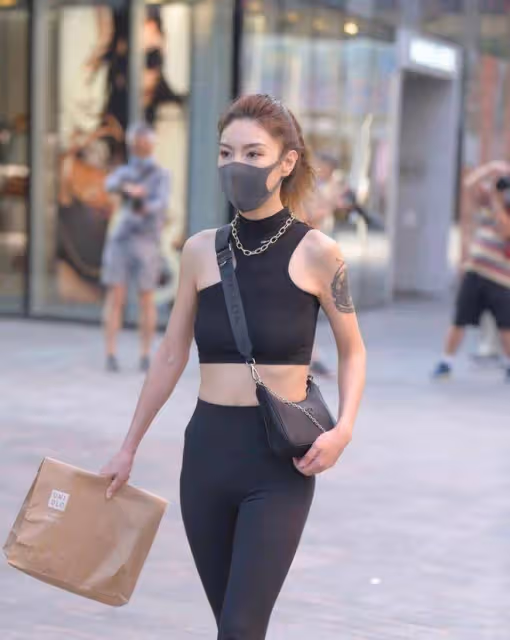 黑色緊身背心搭配瑜伽褲，展現完美身材線條，又美又撩人