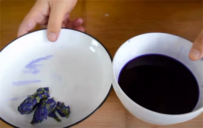 自製星空發糕，純植物染色，配著紅豆夾心，香甜蓬鬆不粘牙