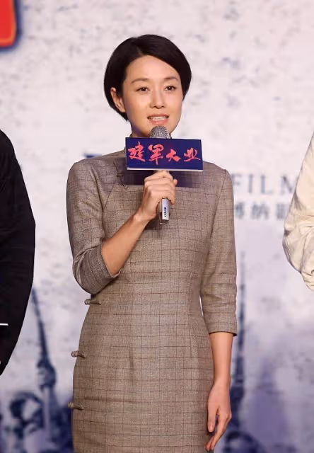 馬伊琍穿得也太性感了，緊身的碎花裙裹得緊緊的，就是顯髒太減分