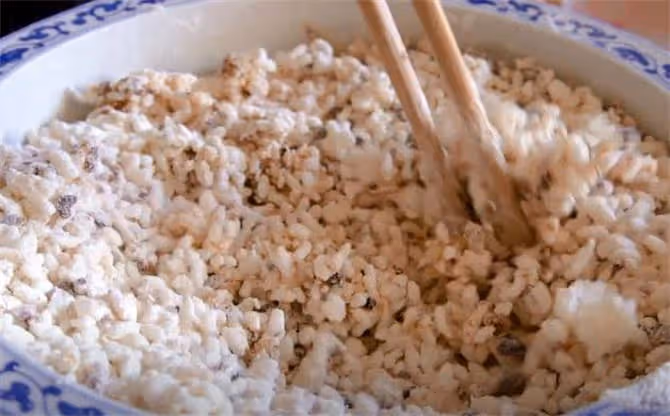 1碗大米就能做辣條，真正安全無添加，麻辣過癮，夾饅頭吃老香了
