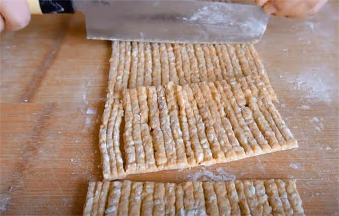 1碗大米就能做辣條，真正安全無添加，麻辣過癮，夾饅頭吃老香了