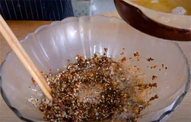 1碗大米就能做辣條，真正安全無添加，麻辣過癮，夾饅頭吃老香了