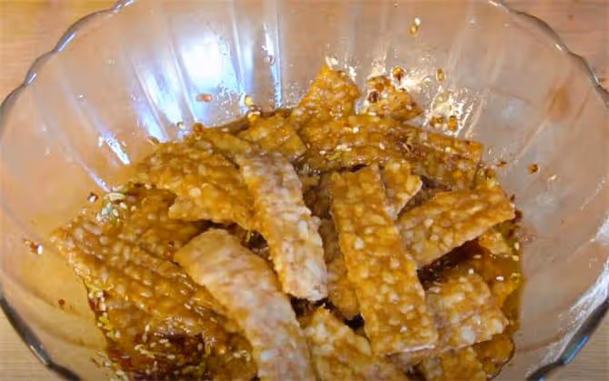 1碗大米就能做辣條，真正安全無添加，麻辣過癮，夾饅頭吃老香了