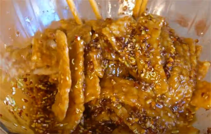 1碗大米就能做辣條，真正安全無添加，麻辣過癮，夾饅頭吃老香了