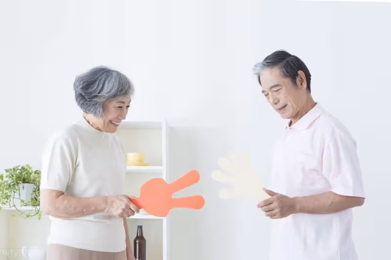 我有兩套房，再婚老伴住我家，一年後他兒子結婚，他想向我借套房