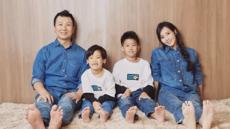 44歲侯佩岑慶祝結婚12周年，曬全家福甜蜜示愛老公：謝謝你娶我