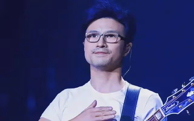 尷尬!汪峰洛陽演唱會慘澹收場,場館空蕩蕩,最後10分鐘免費放人