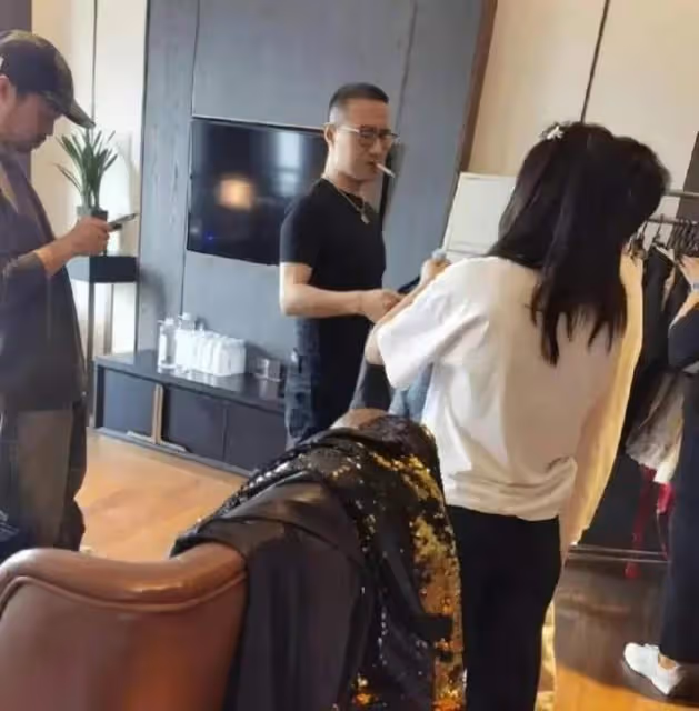 尷尬!汪峰洛陽演唱會慘澹收場,場館空蕩蕩,最後10分鐘免費放人