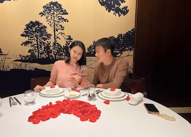 佟大為慶祝結婚15周年,到處布置玫瑰示愛,摟關悅入懷甜蜜如初戀