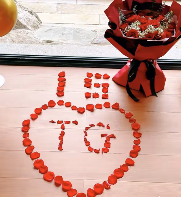 佟大為慶祝結婚15周年,到處布置玫瑰示愛,摟關悅入懷甜蜜如初戀