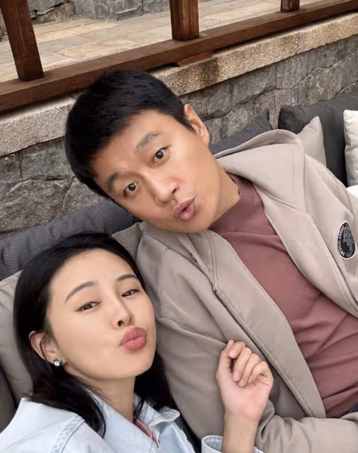 佟大為慶祝結婚15周年,到處布置玫瑰示愛,摟關悅入懷甜蜜如初戀