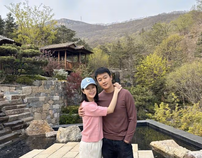 佟大為慶祝結婚15周年,到處布置玫瑰示愛,摟關悅入懷甜蜜如初戀