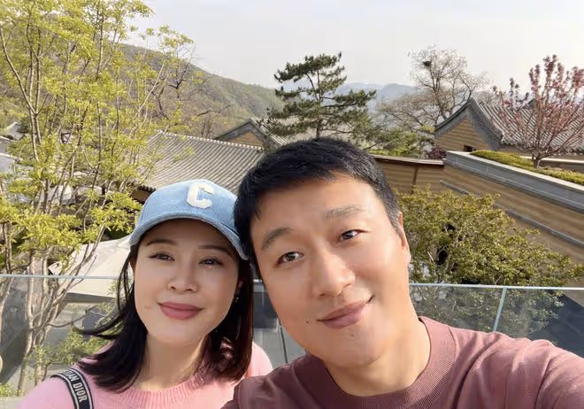 佟大為慶祝結婚15周年,到處布置玫瑰示愛,摟關悅入懷甜蜜如初戀