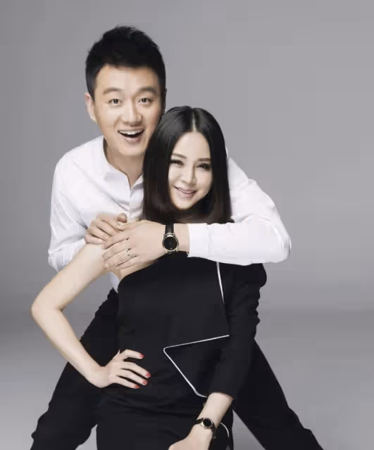 佟大為慶祝結婚15周年，到處布置玫瑰示愛，摟關悅入懷甜蜜如初戀