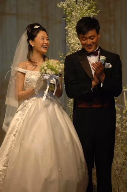 佟大為慶祝結婚15周年，到處布置玫瑰示愛，摟關悅入懷甜蜜如初戀