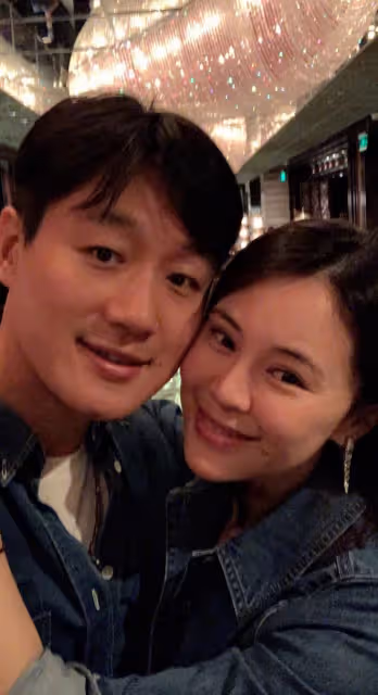佟大為慶祝結婚15周年，到處布置玫瑰示愛，摟關悅入懷甜蜜如初戀