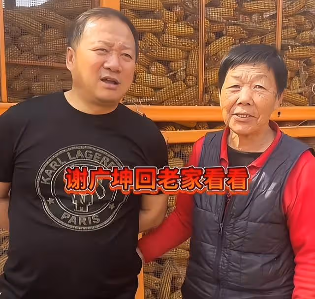 曝謝廣坤回老家占農民地蓋豪宅,雙手放身後滿臉囂張,態度惹眾怒