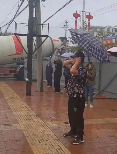 曝謝廣坤回老家占農民地蓋豪宅,雙手放身後滿臉囂張,態度惹眾怒