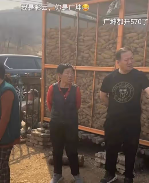 曝謝廣坤回老家占農民地蓋豪宅,雙手放身後滿臉囂張,態度惹眾怒