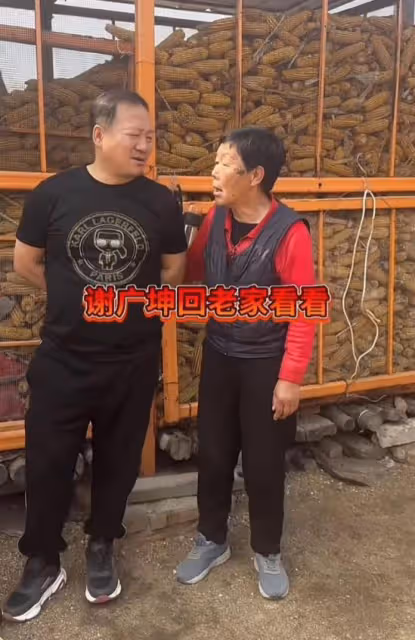 曝謝廣坤回老家占農民地蓋豪宅,雙手放身後滿臉囂張,態度惹眾怒