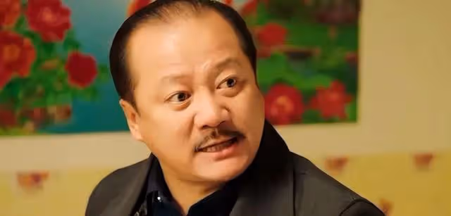 曝謝廣坤回老家占農民地蓋豪宅,雙手放身後滿臉囂張,態度惹眾怒