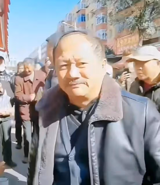 曝謝廣坤回老家占農民地蓋豪宅,雙手放身後滿臉囂張,態度惹眾怒