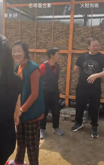 曝謝廣坤回老家占農民地蓋豪宅,雙手放身後滿臉囂張,態度惹眾怒