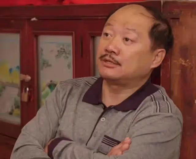 曝謝廣坤回老家占農民地蓋豪宅,雙手放身後滿臉囂張,態度惹眾怒
