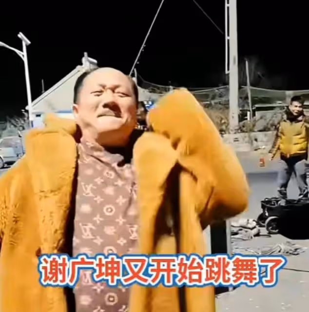 曝謝廣坤回老家占農民地蓋豪宅,雙手放身後滿臉囂張,態度惹眾怒
