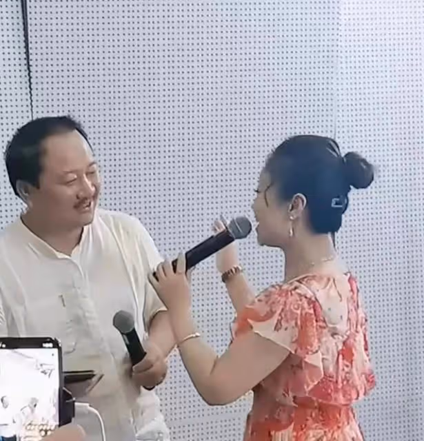 曝謝廣坤回老家占農民地蓋豪宅,雙手放身後滿臉囂張,態度惹眾怒