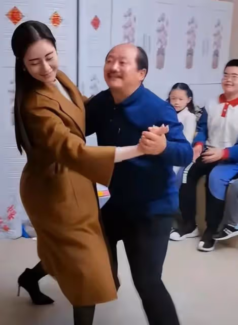 曝謝廣坤回老家占農民地蓋豪宅,雙手放身後滿臉囂張,態度惹眾怒