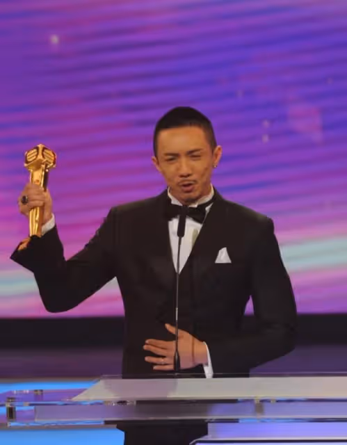 入圍兩獎皆失落!港知名男星曾被嘲廢柴老公,因靠TVB走向小高峰