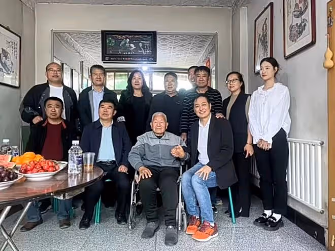 知名台星河北農村尋根，裝家鄉的土回去告慰亡父，參觀村裡老宅
