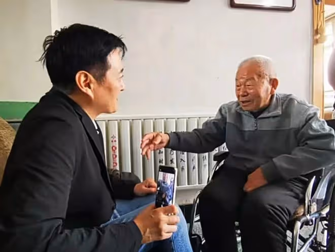 知名台星河北農村尋根，裝家鄉的土回去告慰亡父，參觀村裡老宅