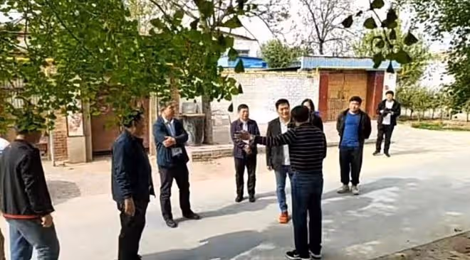 知名台星河北農村尋根，裝家鄉的土回去告慰亡父，參觀村裡老宅