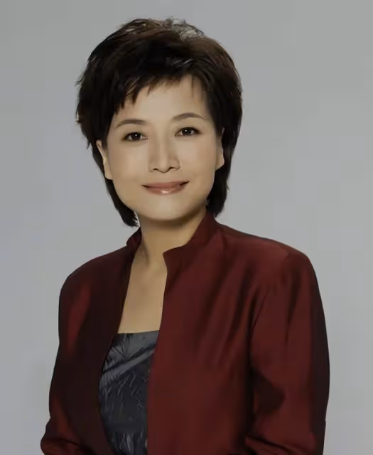 她是《新聞聯播》中最受歡迎的主持人，卻因丈夫出軌，被起訴