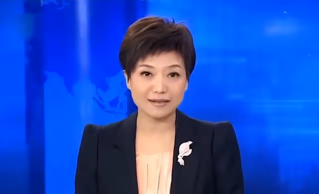她是《新聞聯播》中最受歡迎的主持人，卻因丈夫出軌，被起訴
