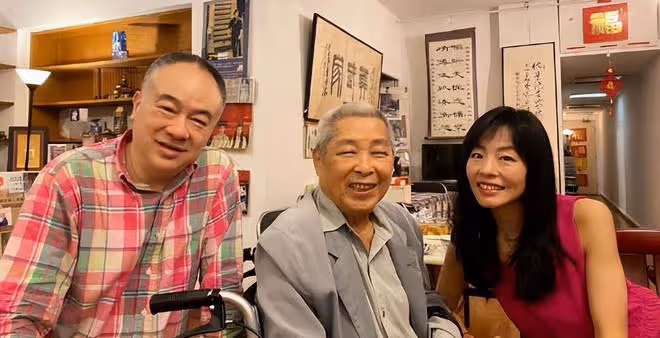 知名港星坐輪椅罕露面！喪妻後太悲傷淡出熒幕，住所曝光堆滿雜物