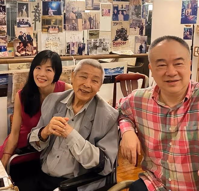 知名港星坐輪椅罕露面！喪妻後太悲傷淡出熒幕，住所曝光堆滿雜物