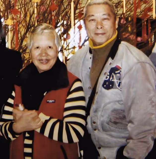 知名港星坐輪椅罕露面！喪妻後太悲傷淡出熒幕，住所曝光堆滿雜物