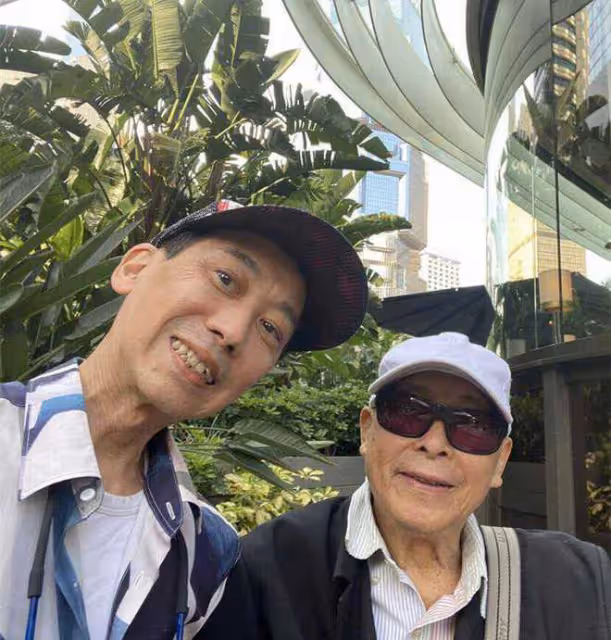 知名港星坐輪椅罕露面！喪妻後太悲傷淡出熒幕，住所曝光堆滿雜物