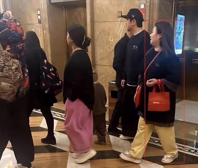 這些男星的「丑妻」一個比一個丑，卻不離不棄，網友：真愛！