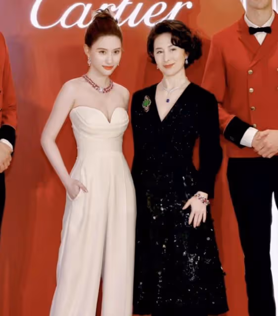 何超蓮和竇驍婚前派對照曝光，身穿蓬蓬裙仙氣飄飄，卻被質疑懷孕