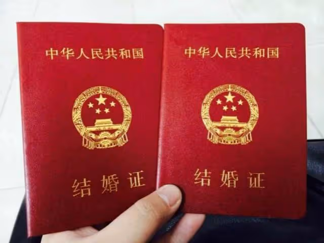 我生病住院,遠嫁的女兒送來2萬,得知錢的來源,我紅了眼眶