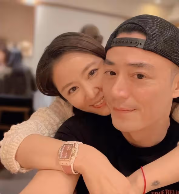 47歲林心如穿著性感健身，男教練摸腿扶腰顯親密，英俊帥氣超挺拔