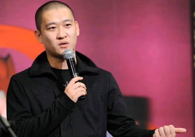 直播拉劉雲天提升人氣，曬郭德綱簽名扇子，曹雲金想回德雲社了？