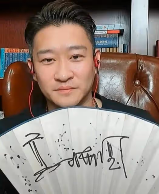 直播拉劉雲天提升人氣，曬郭德綱簽名扇子，曹雲金想回德雲社了？