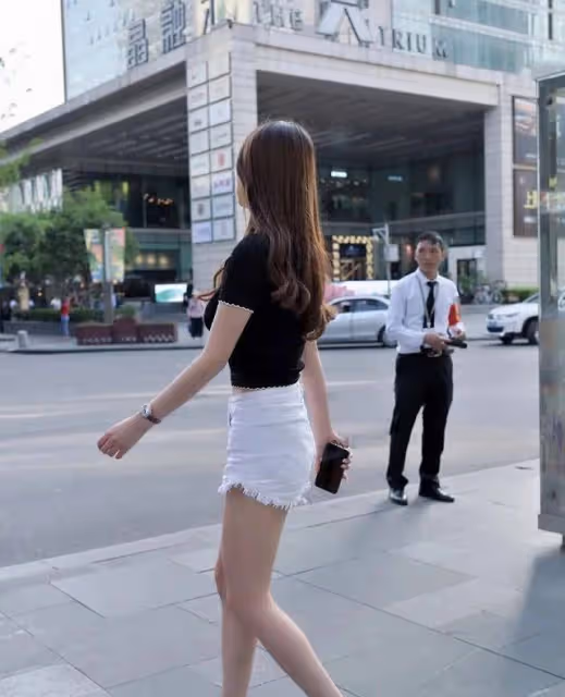 緊身牛仔褲配黑色小背心，同色系穿搭很顯瘦，小姐姐膚白貌美很贊